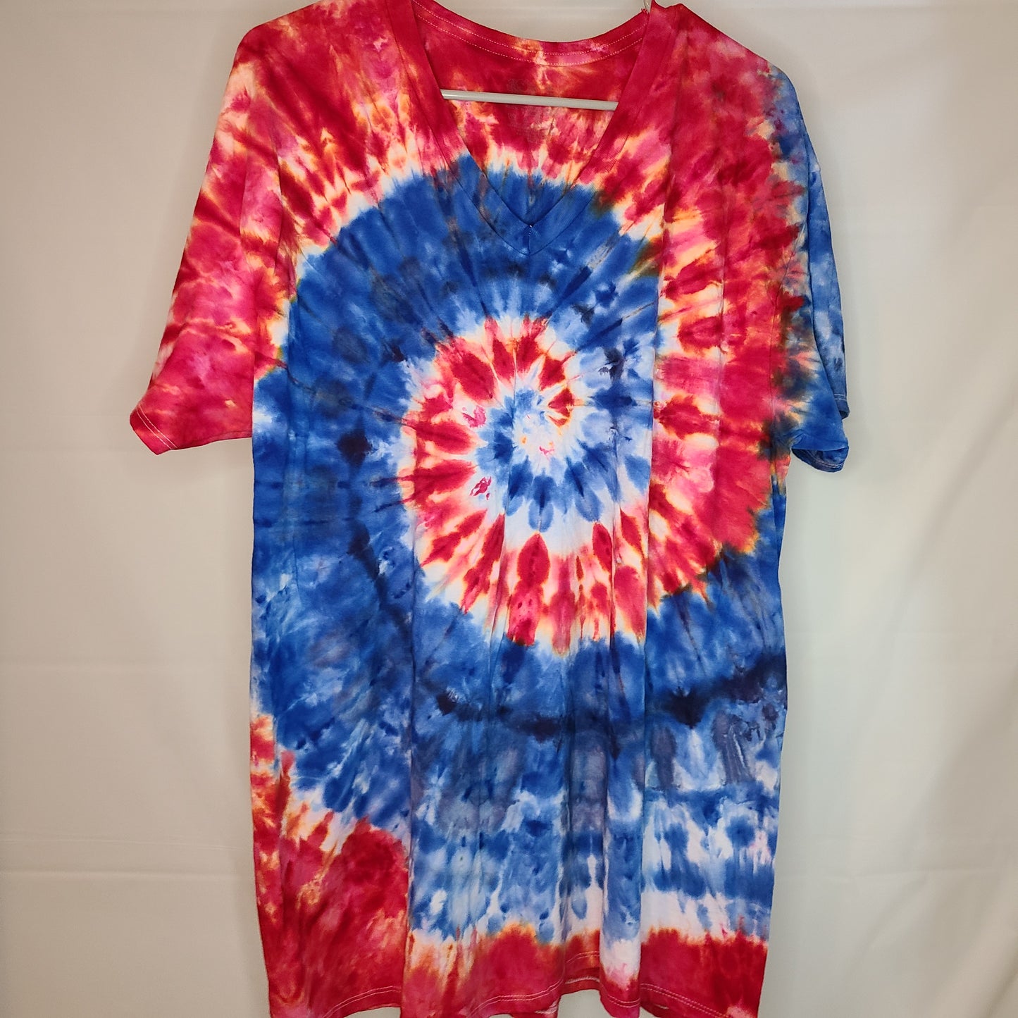 Red White Blue Swirl XL V neck Tee Tie Dye